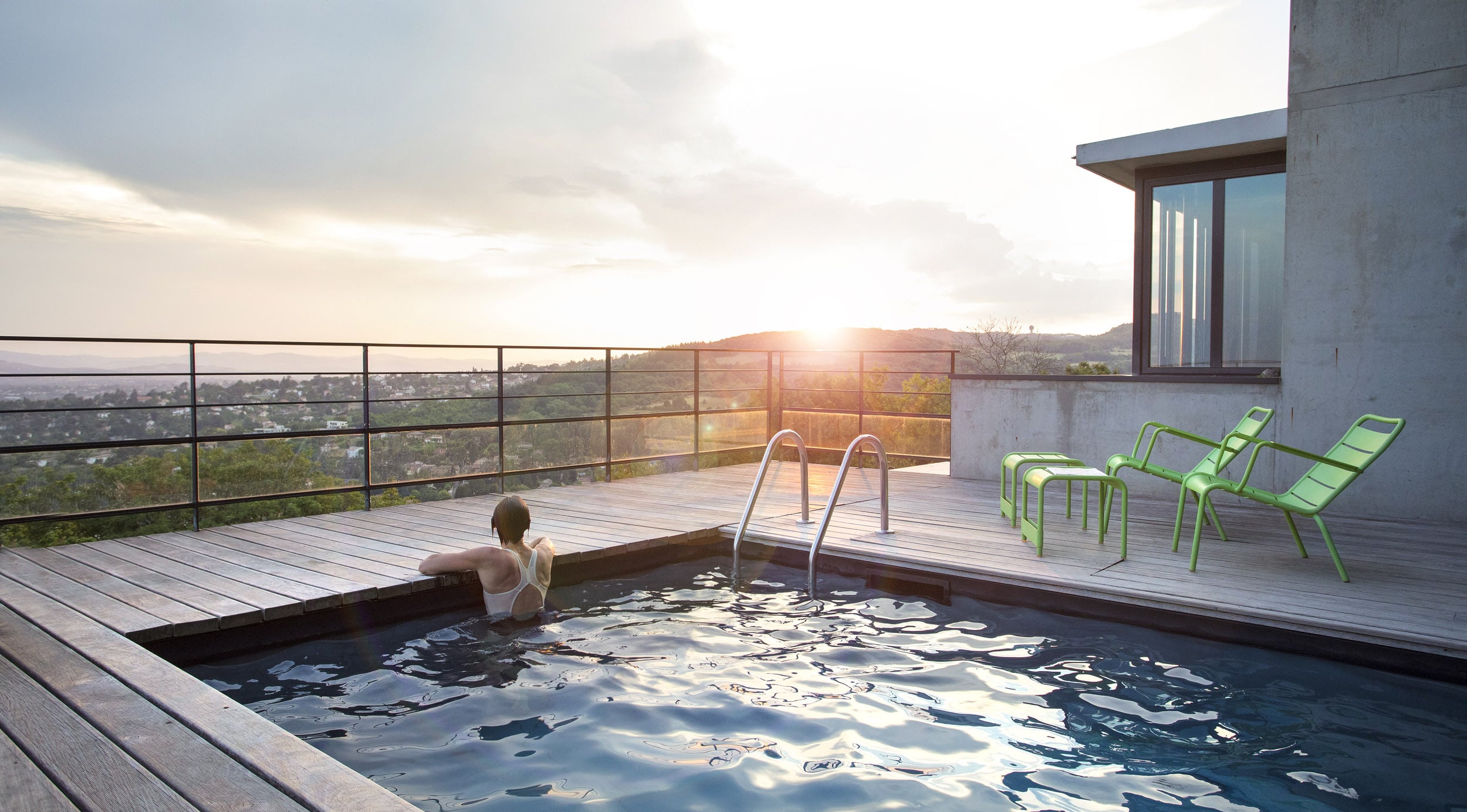 L'Ermitage hôtel dispose d'un espace avec une vue magnifique depuis la piscine : de quoi passer un moment de détente entre collaborateurs