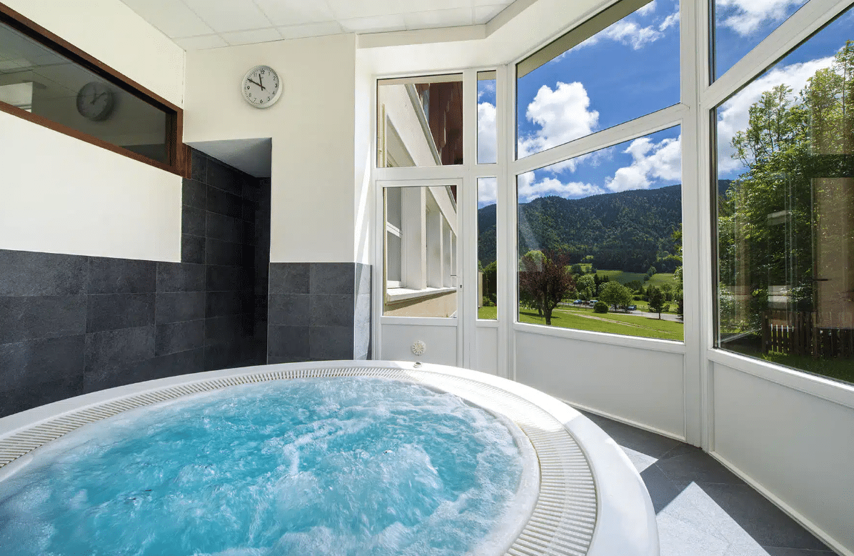Bain à remous avec vue sur les montagnes du Vercors