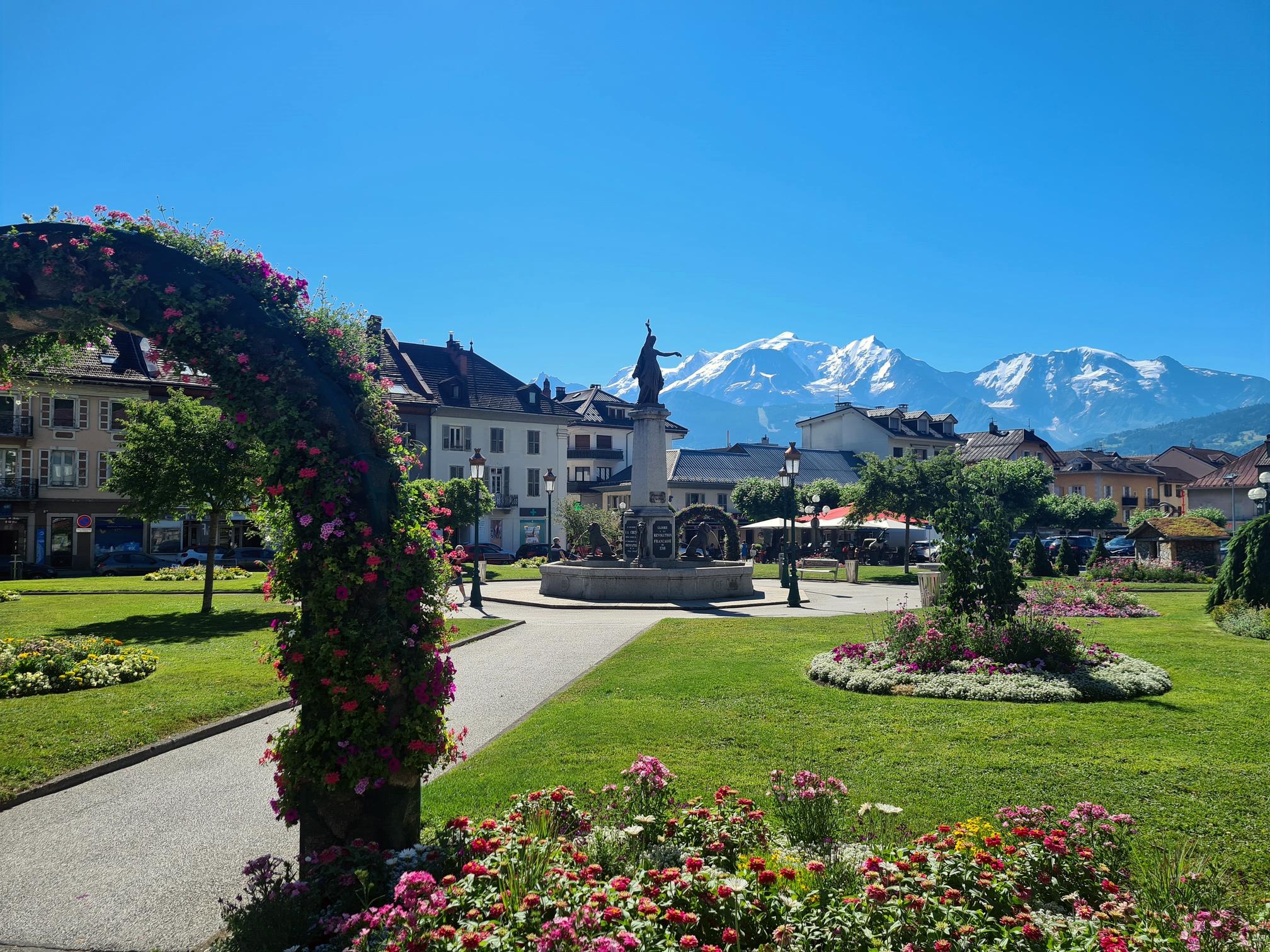 Présentation de la place Charles Albert et sa fontaine