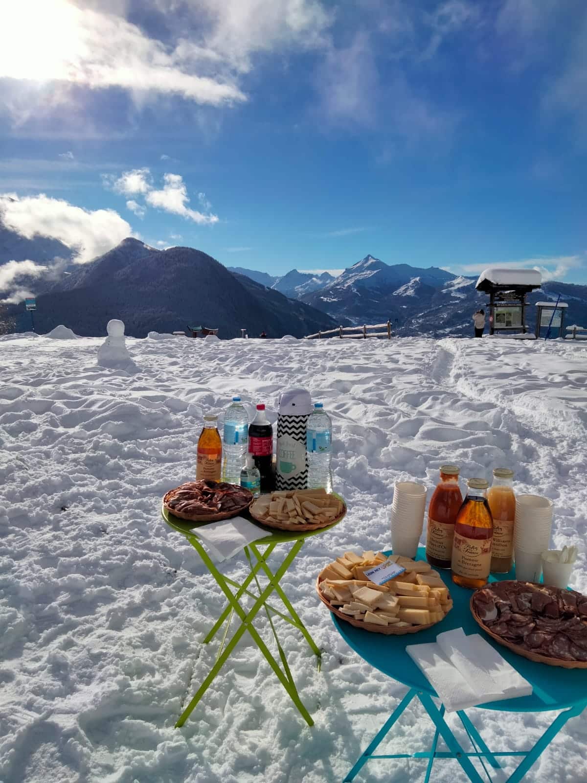 Présentation d'un goûter dans les montagnes de sallanche