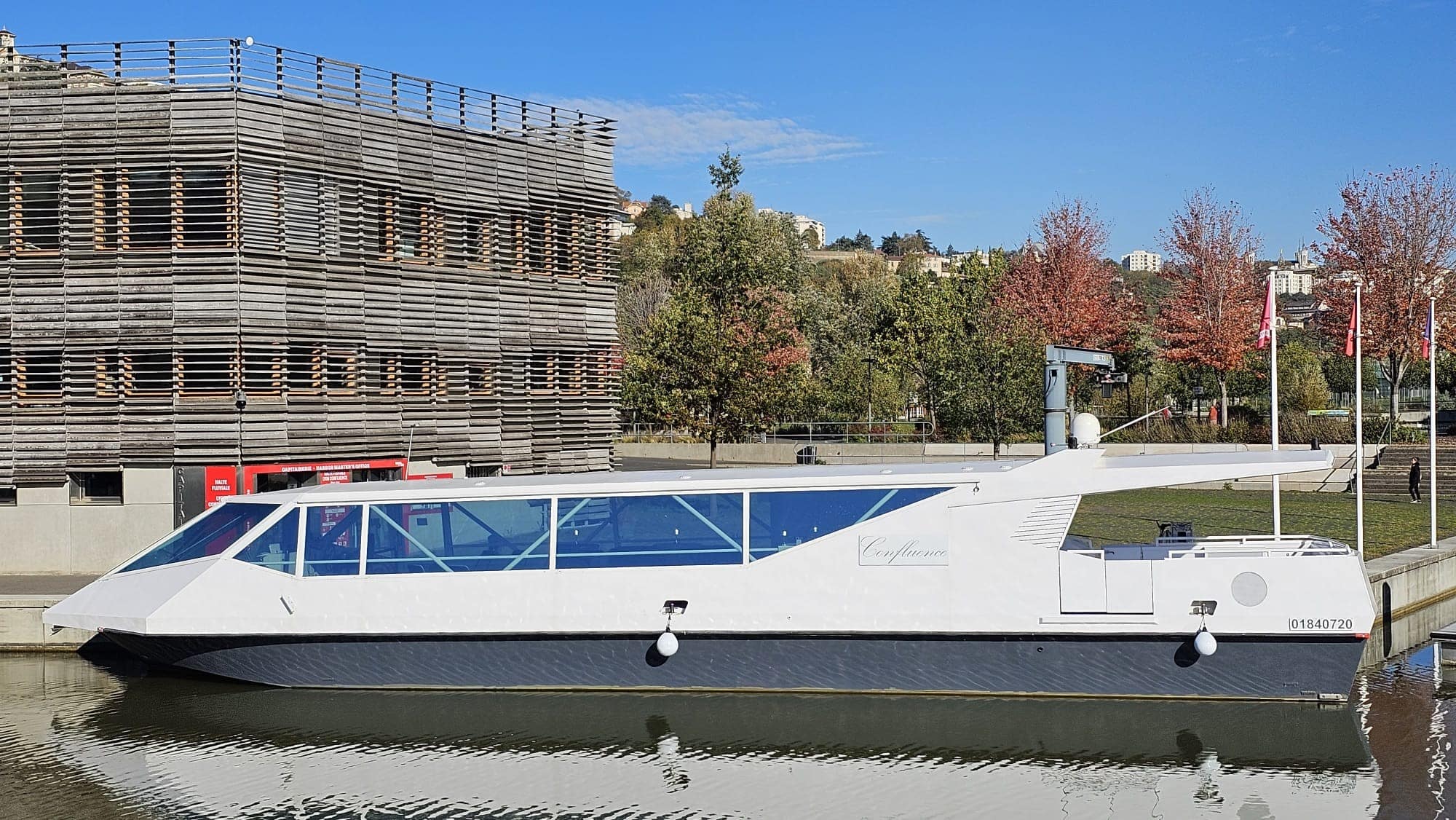 Sobre, chic et épuré sont les trois mots clés pour décrire ce nouveau bateau de la compagnie. Dans un décor inspiré des plus beaux yachts, Le Confluence mettra en scène comme le Volupté et l’Officiel vos évènements privés et professionnels avec différentes modularités possibles.