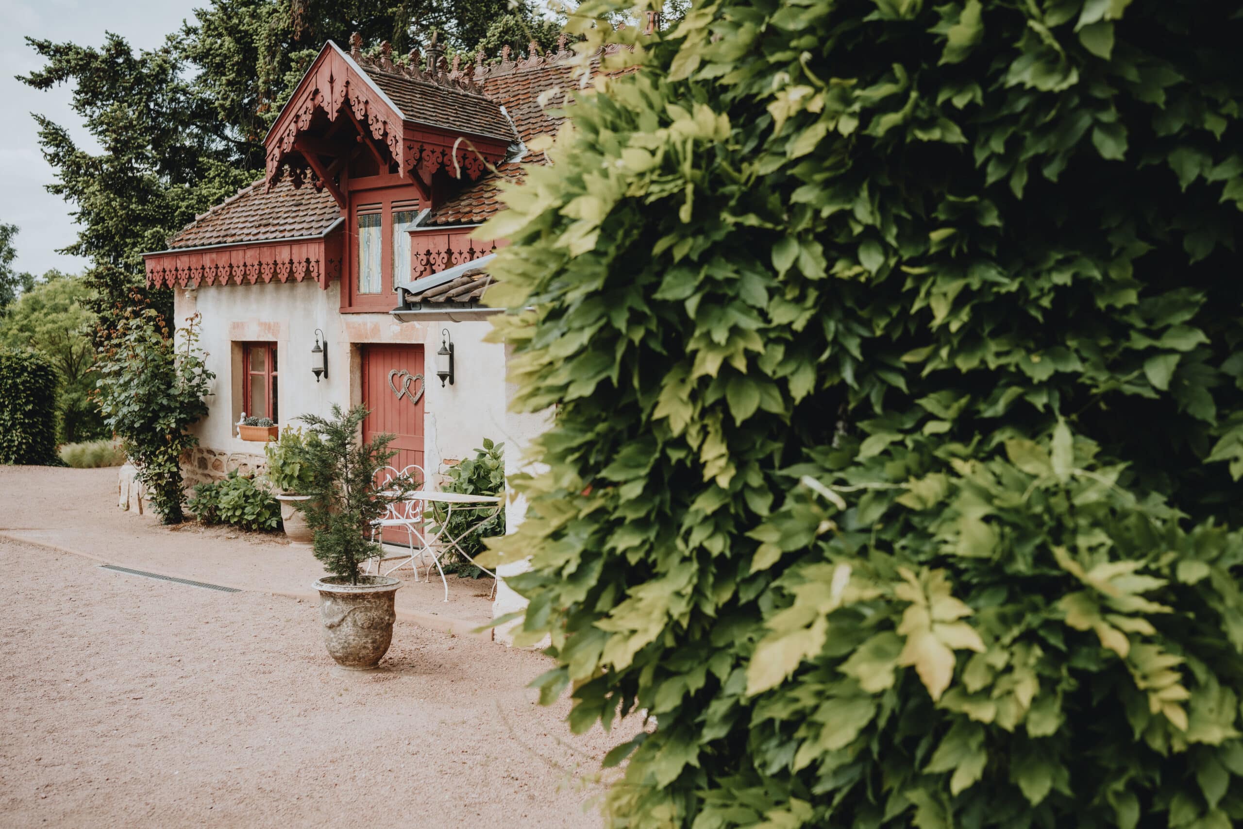 Entrée fleurie des Maisons du Bonheur