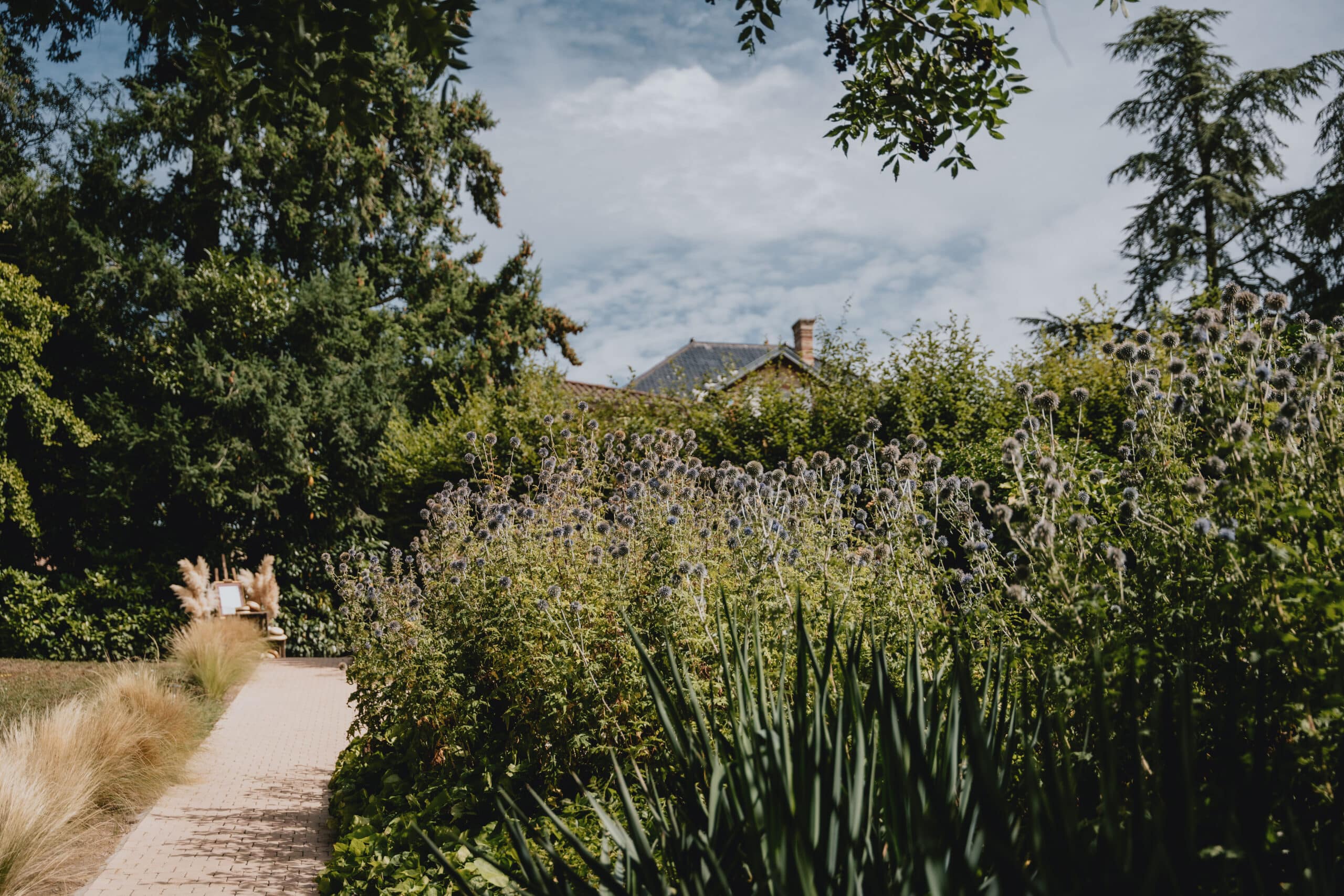 Jardin verdoyant autour des Maisons du Bonheur