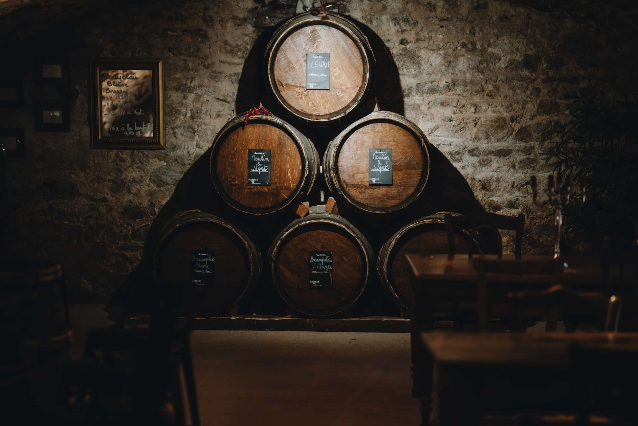 Tonneaux en bois dans la cave des Maisons du Bonheur