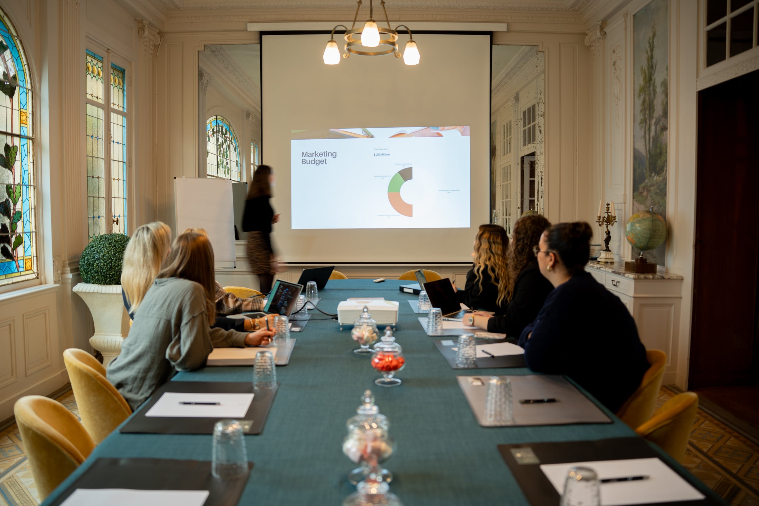 Participants réunis en séminaire aux Maisons du Bonheur