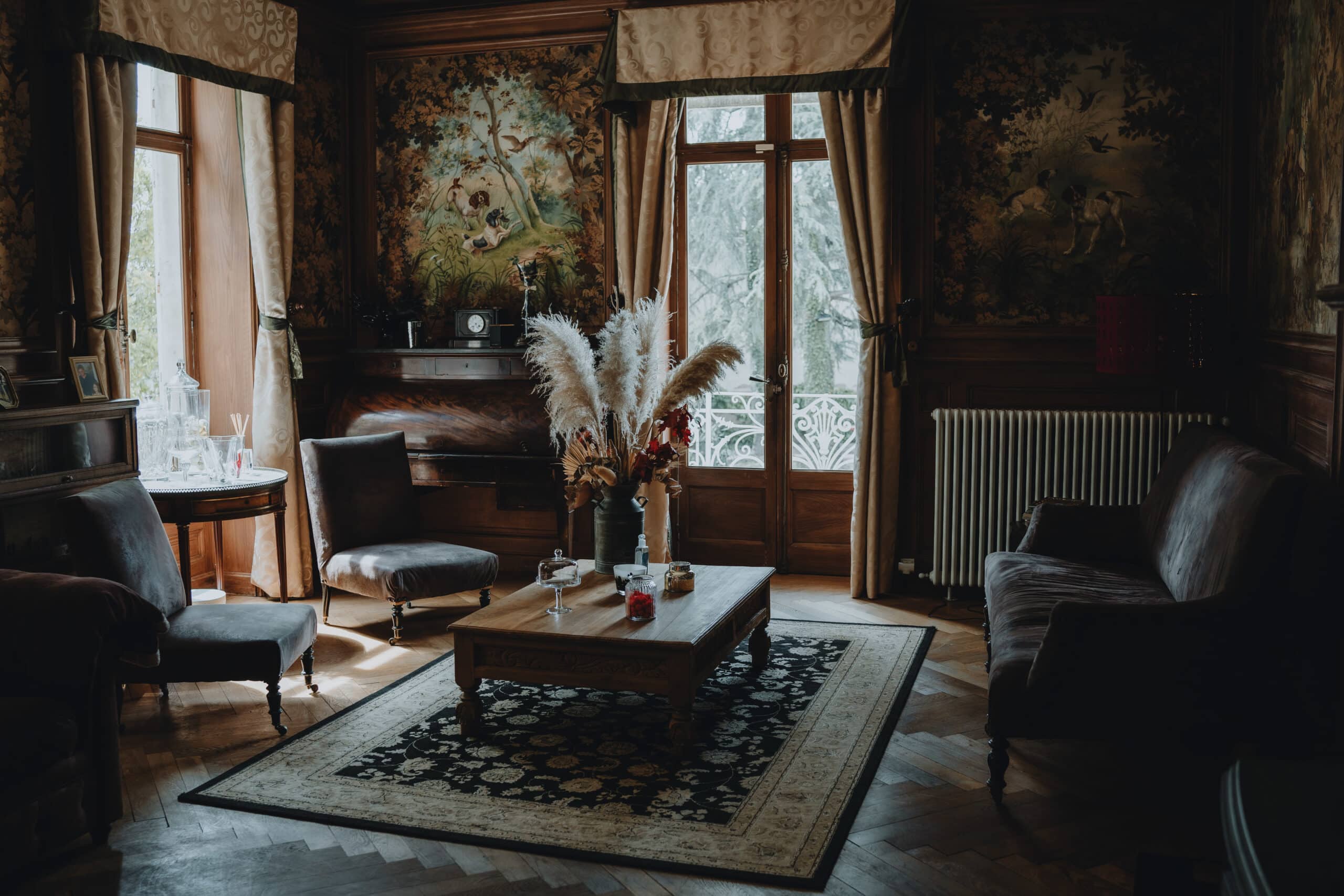 Salon chaleureux avec cheminée aux Maisons du Bonheur