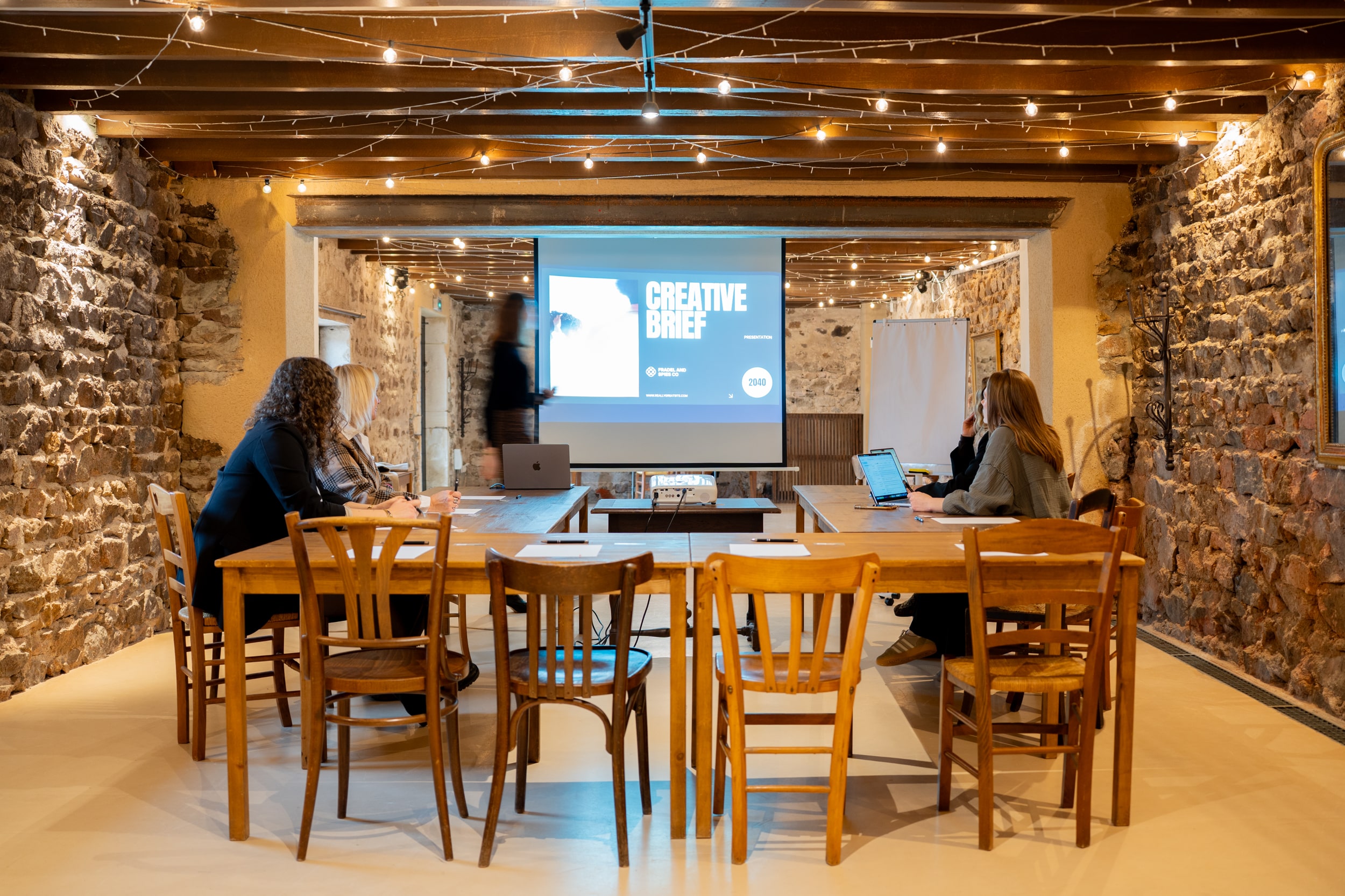 Salle de réception aménagée aux Maisons du Bonheur