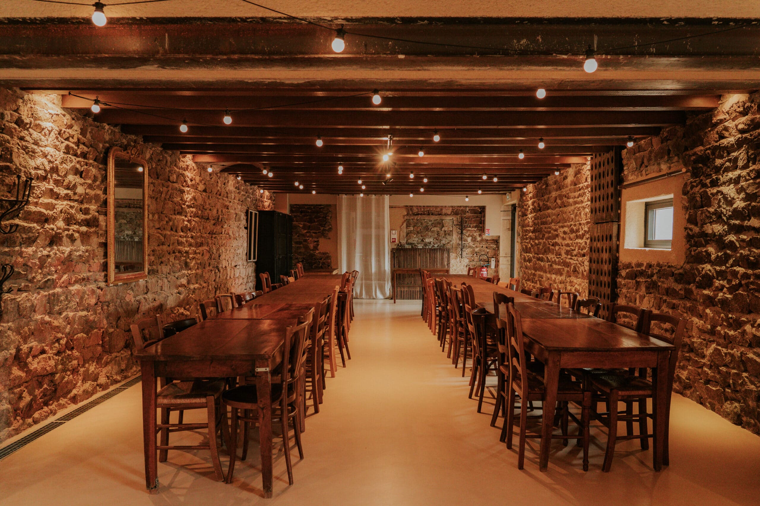 Tables dressées pour un dîner de groupe aux Maisons du Bonheur
