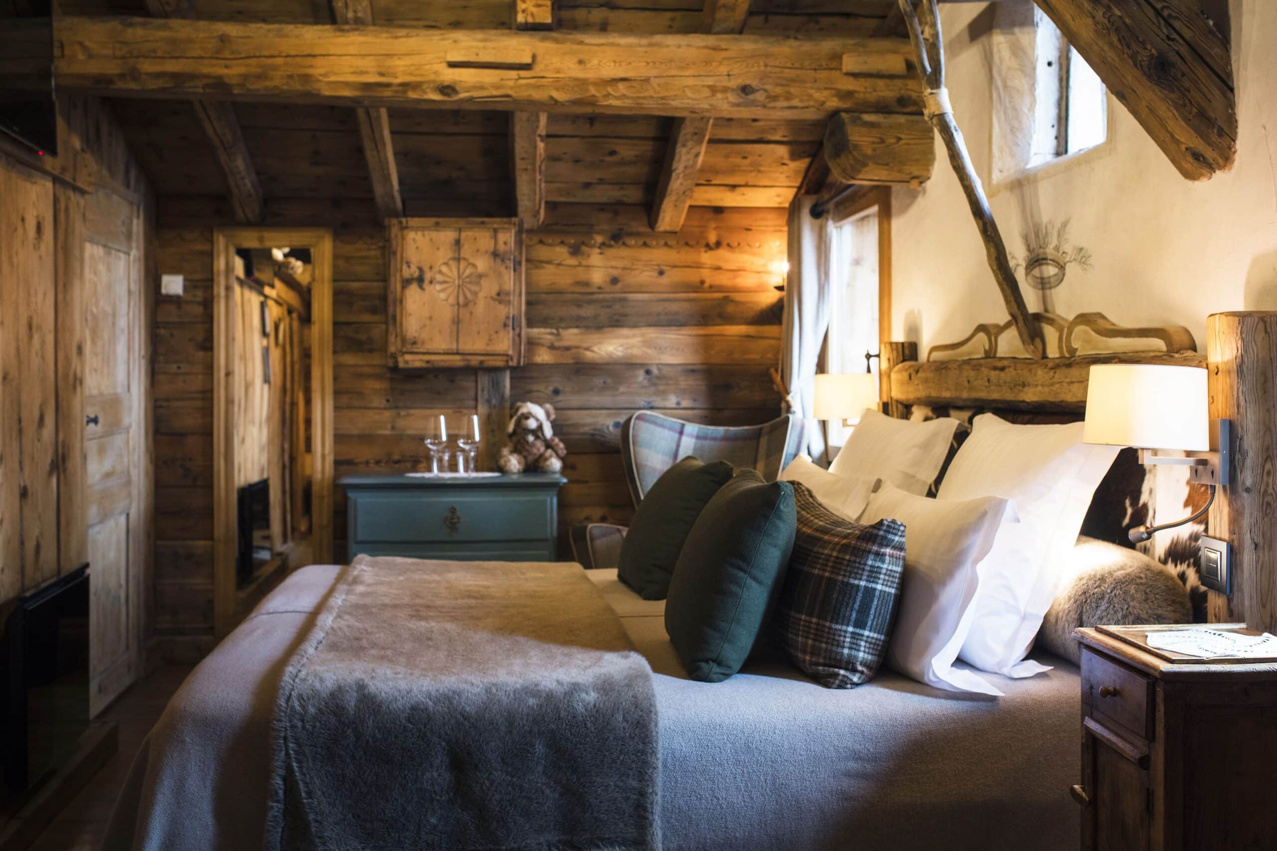 Chambre haut de gamme avec décoration alpine à La Bouitte Relais & Châteaux