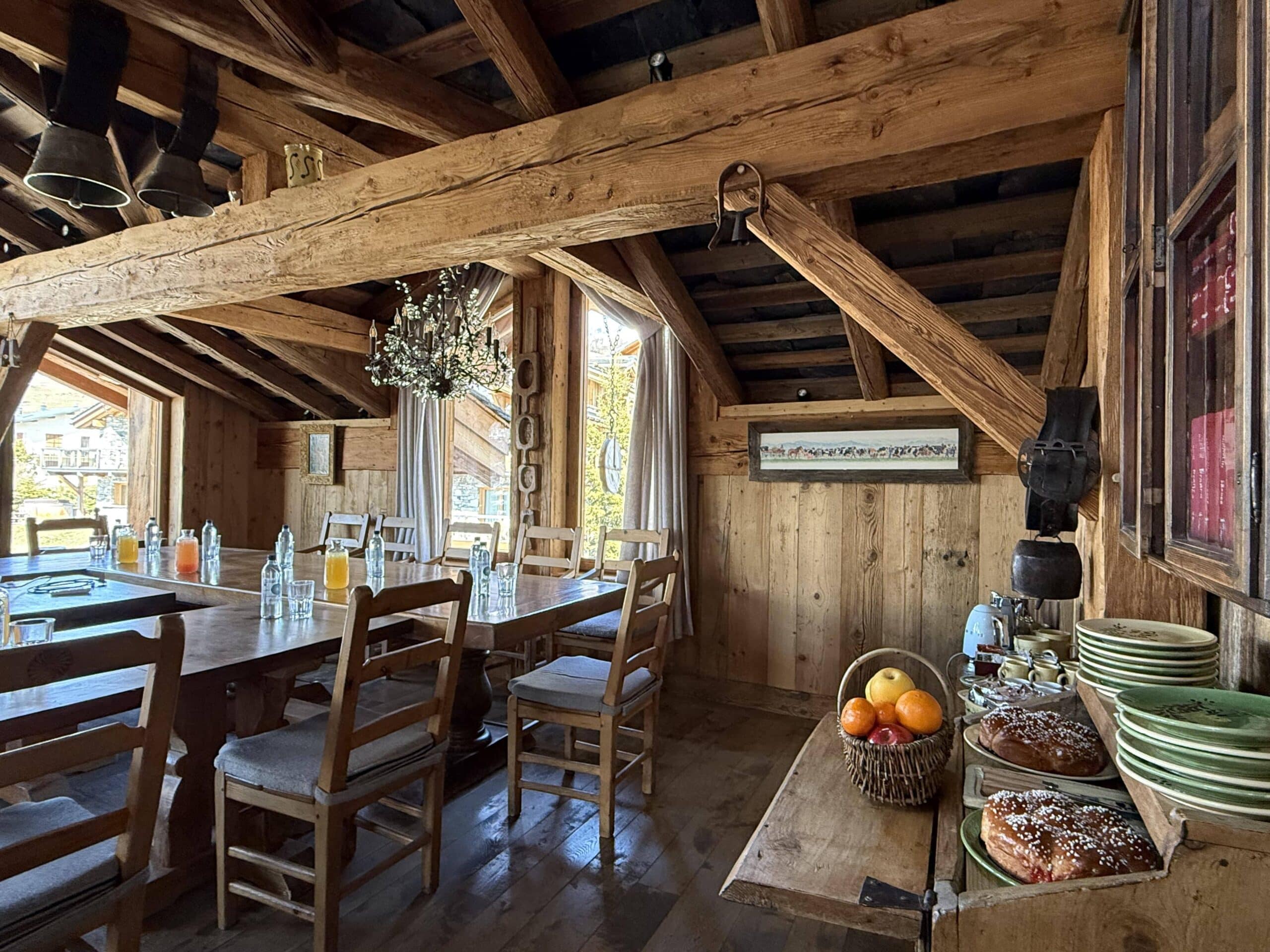 Salon chaleureux en bois à La Bouitte Relais & Châteaux