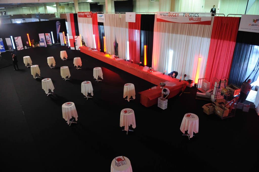 Espace cocktail du Valexpo avec tables hautes