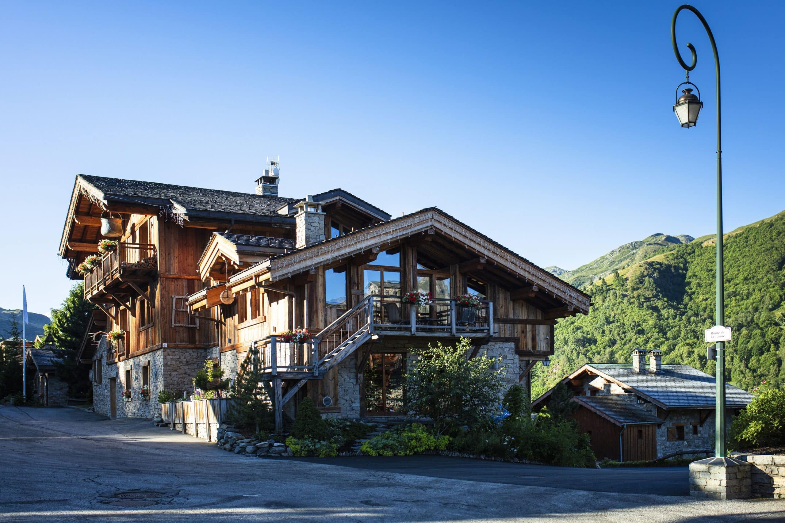 Façade de La Bouitte Relais & Châteaux dans les Alpes