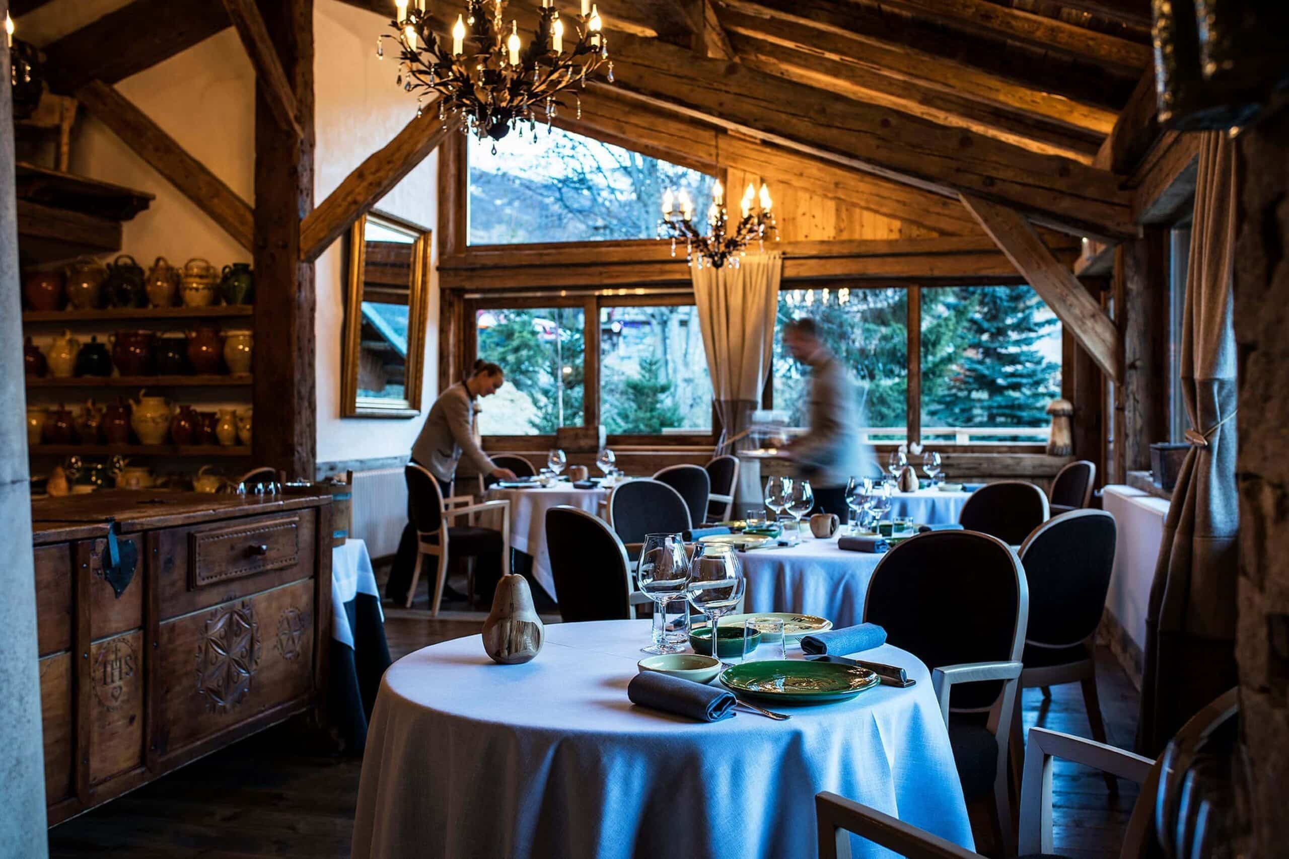 Salle de réception rustique chic à La Bouitte Relais & Châteaux