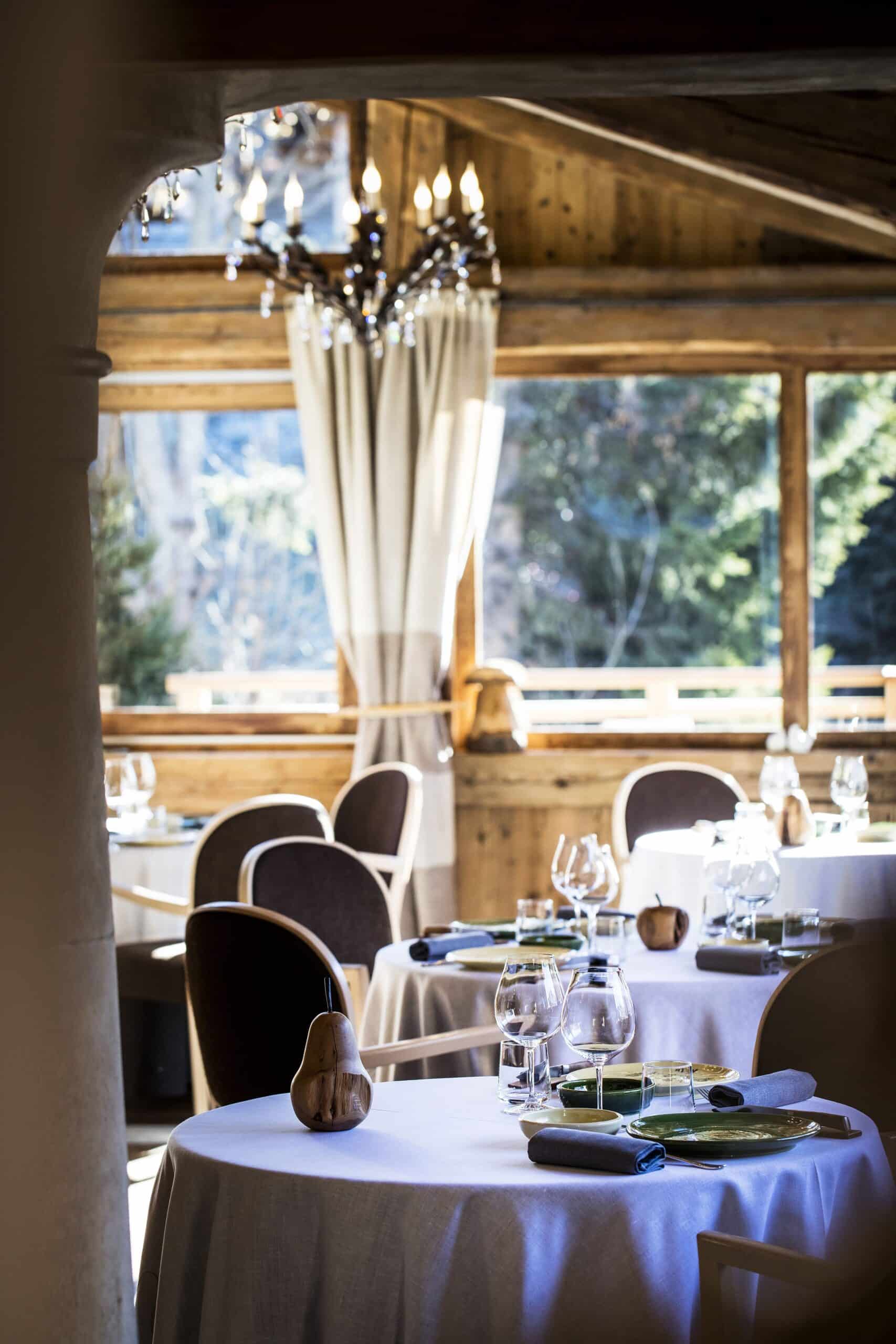 Restaurant lumineux avec vue montagne à La Bouitte Relais & Châteaux