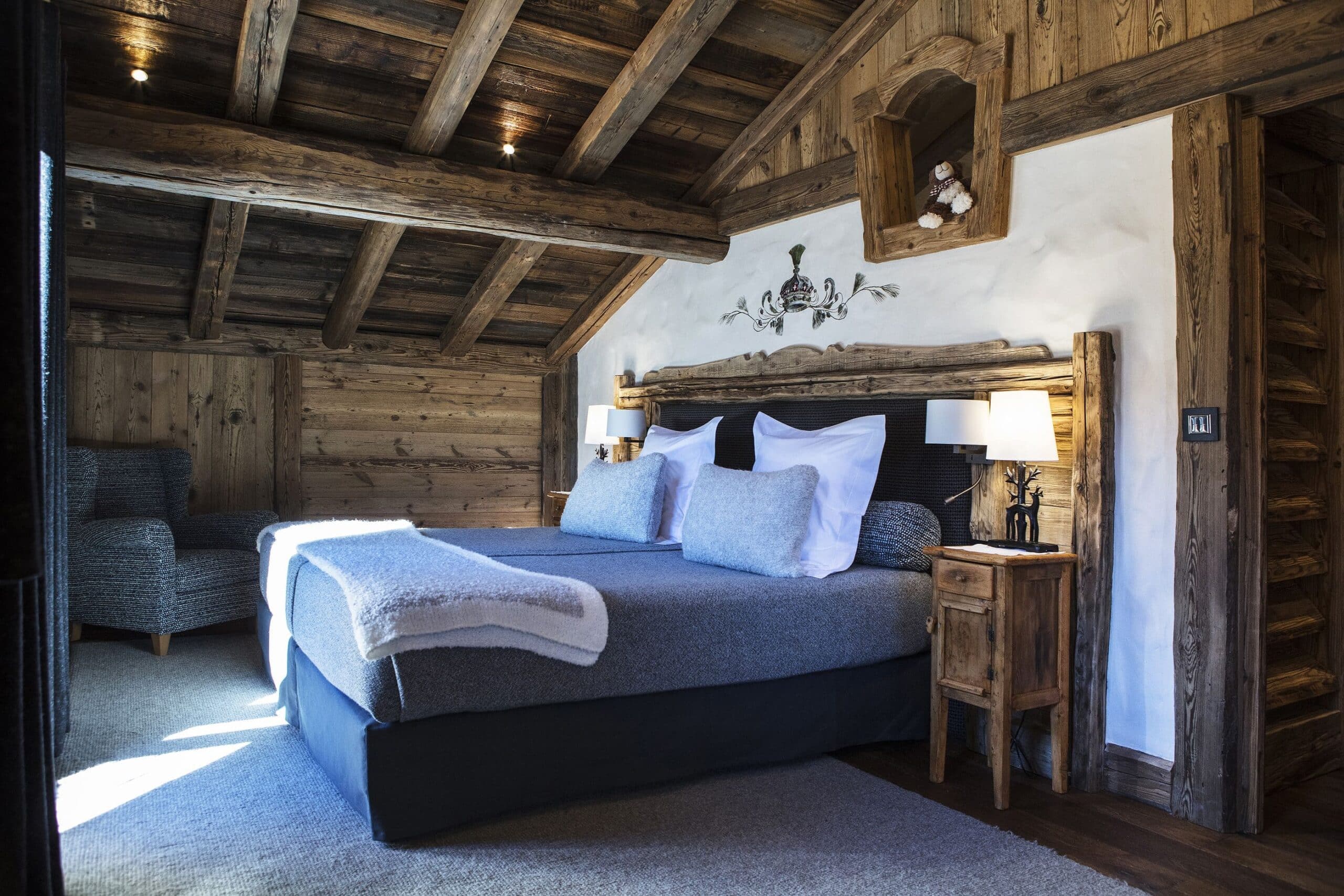 Suite spacieuse en bois à La Bouitte Relais & Châteaux