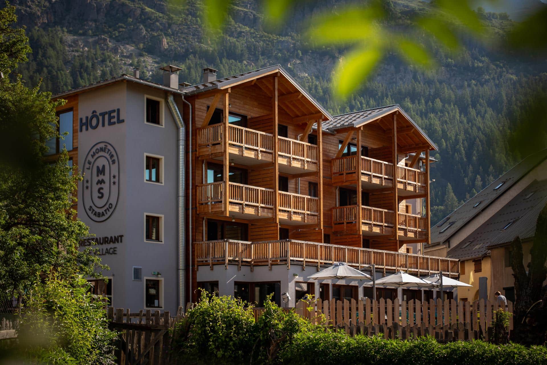 Le Monetier Hôtel extérieur façade Hautes Alpes montagnes séminaire