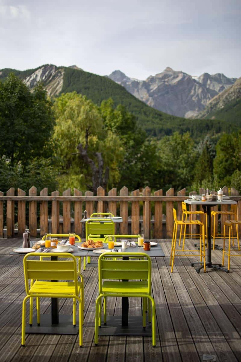 Terrasse restaurant Le Monetier Hôtel Hautes Alpes montagnes séminaire