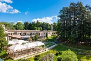 Un après-midi détente sur la terrasse du domaine, entouré de nature luxuriante.