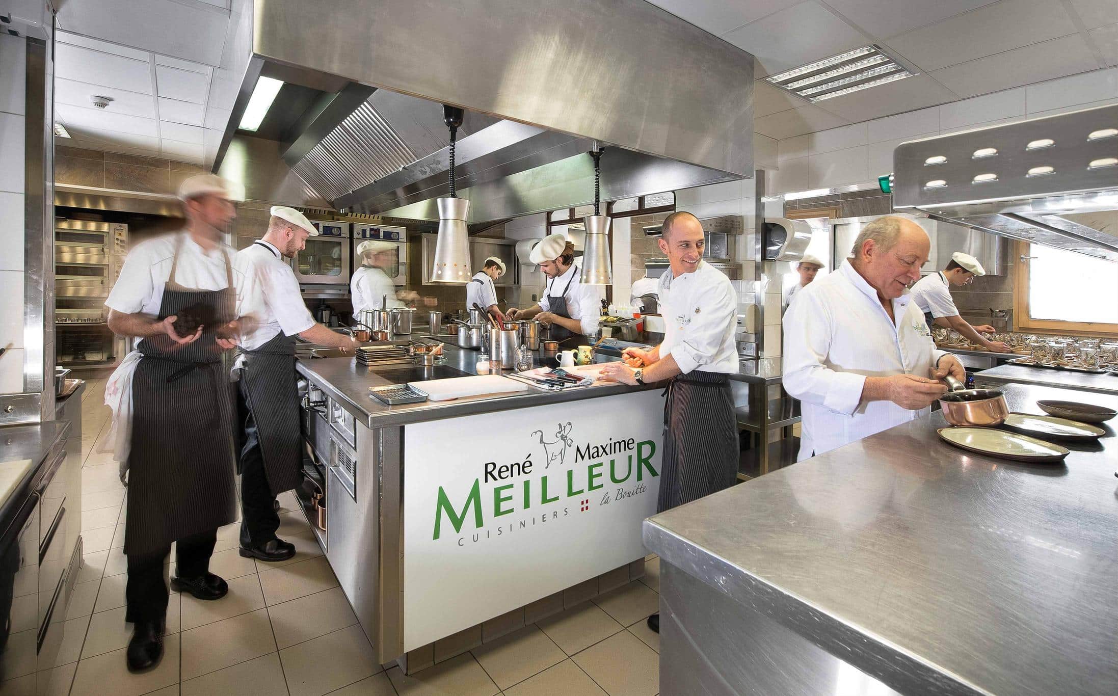 Chefs en action dans la cuisine du restaurant La Bouitte.