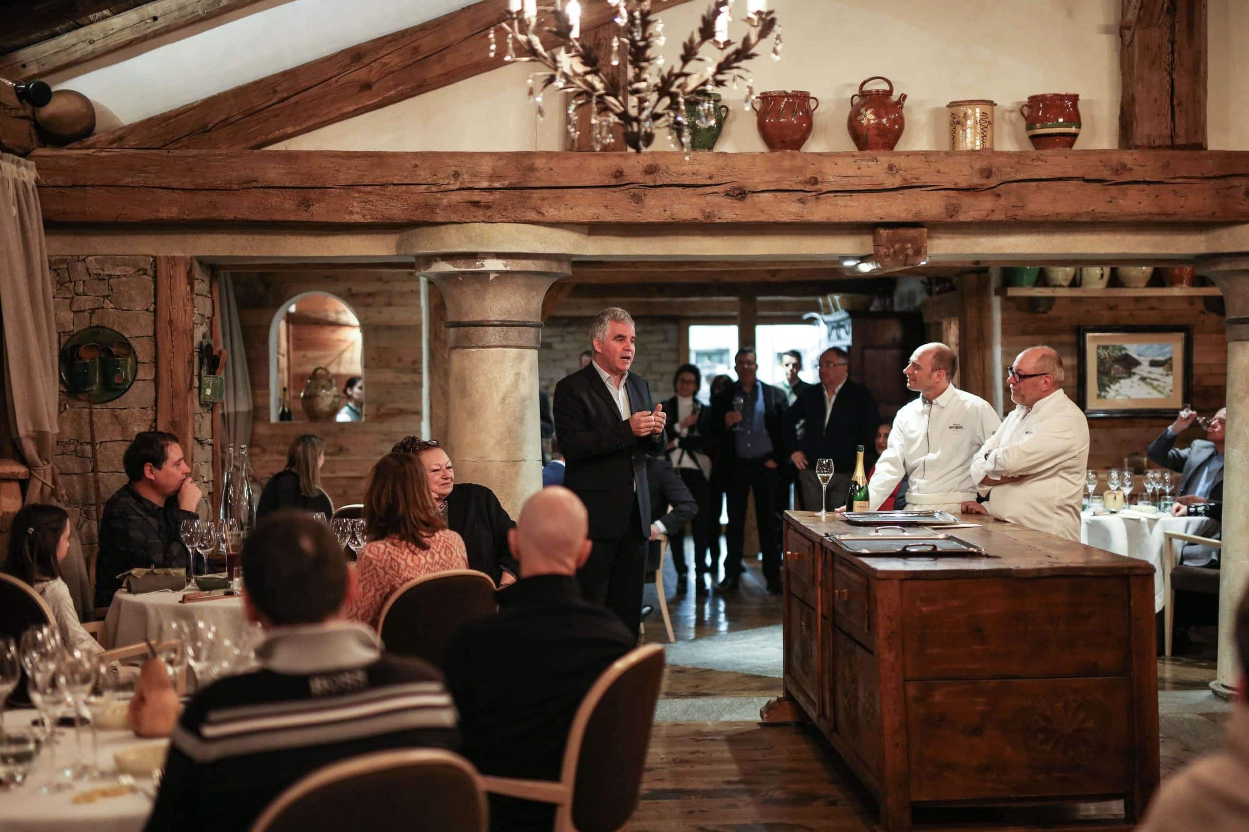 Présentation de champagne dans le cadre rustique de La Bouitte.