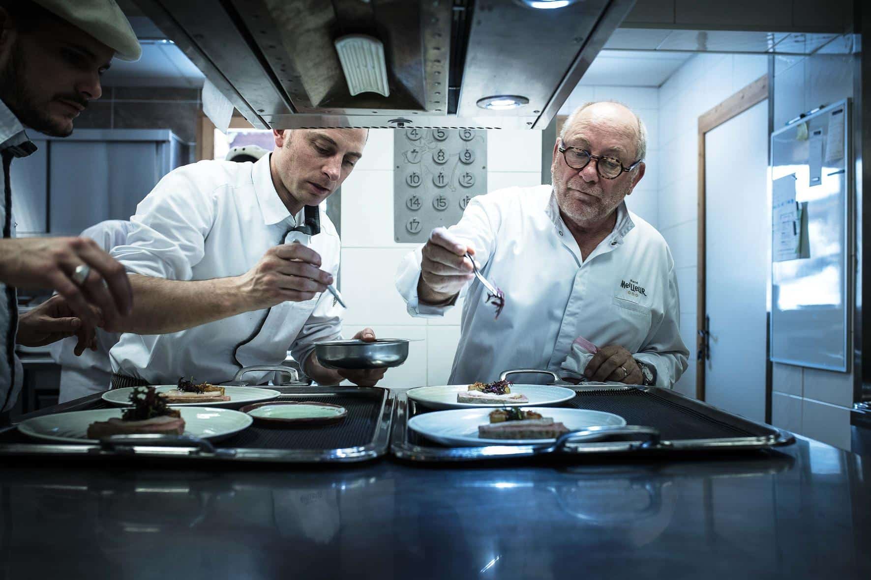 Les chefs Meilleur et Cellard concentrés en cuisine à La Bouitte.