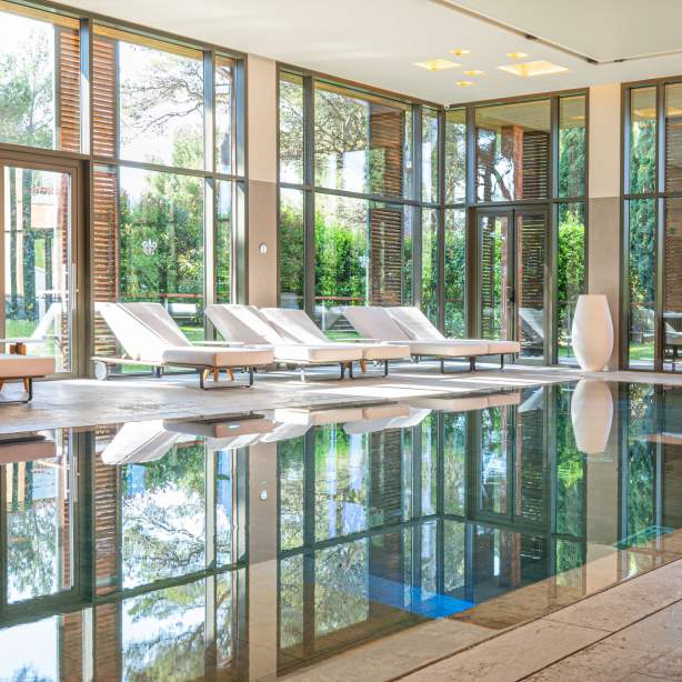 piscine intérieure hôtel bien-être relaxation spa
