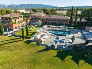 Vue aérienne du Hôtel & Spa du Castellet, un établissement qui définit l’excellence et le prestige.