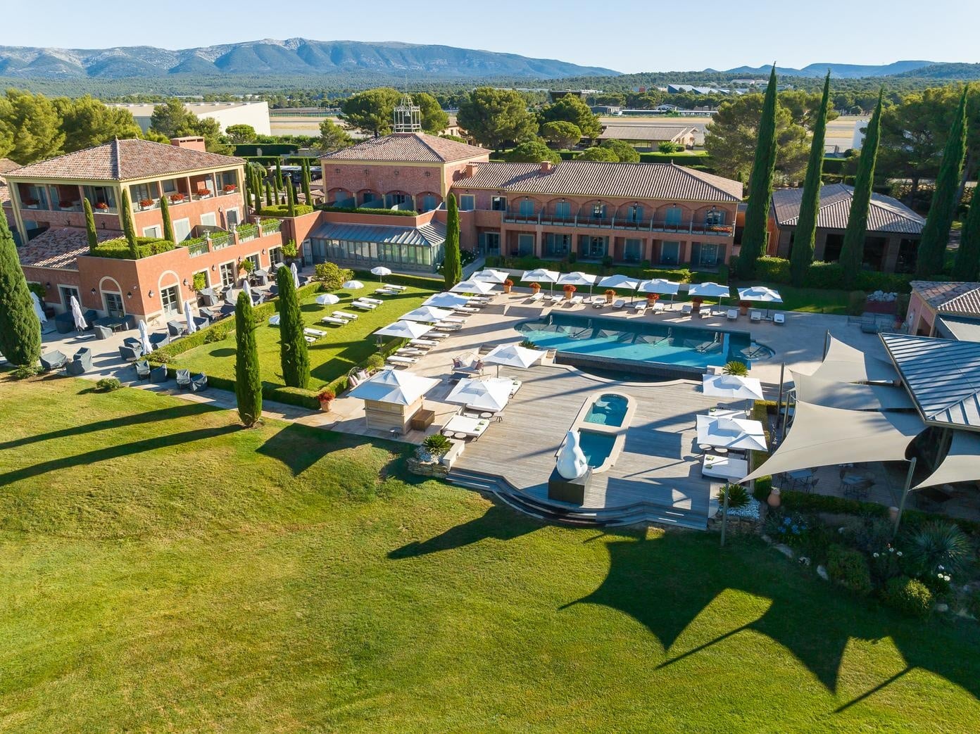 vue aérienne hôtel installations luxe Hotel Spa Castellet piscine