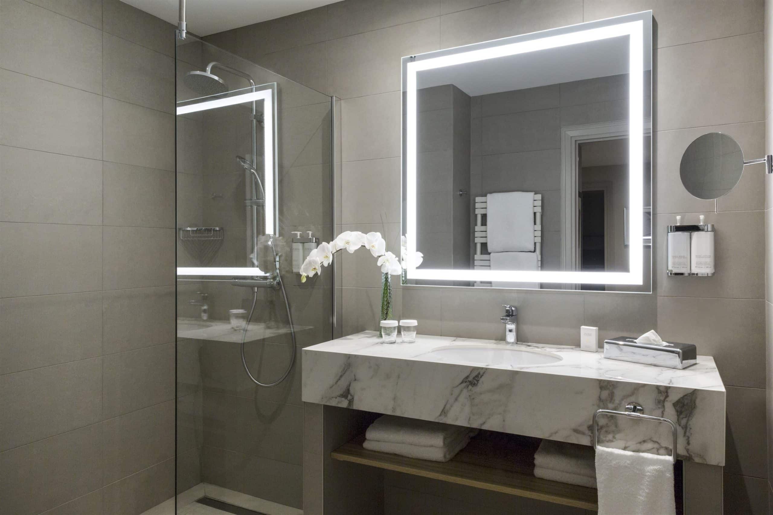 salle bain moderne marbre détente