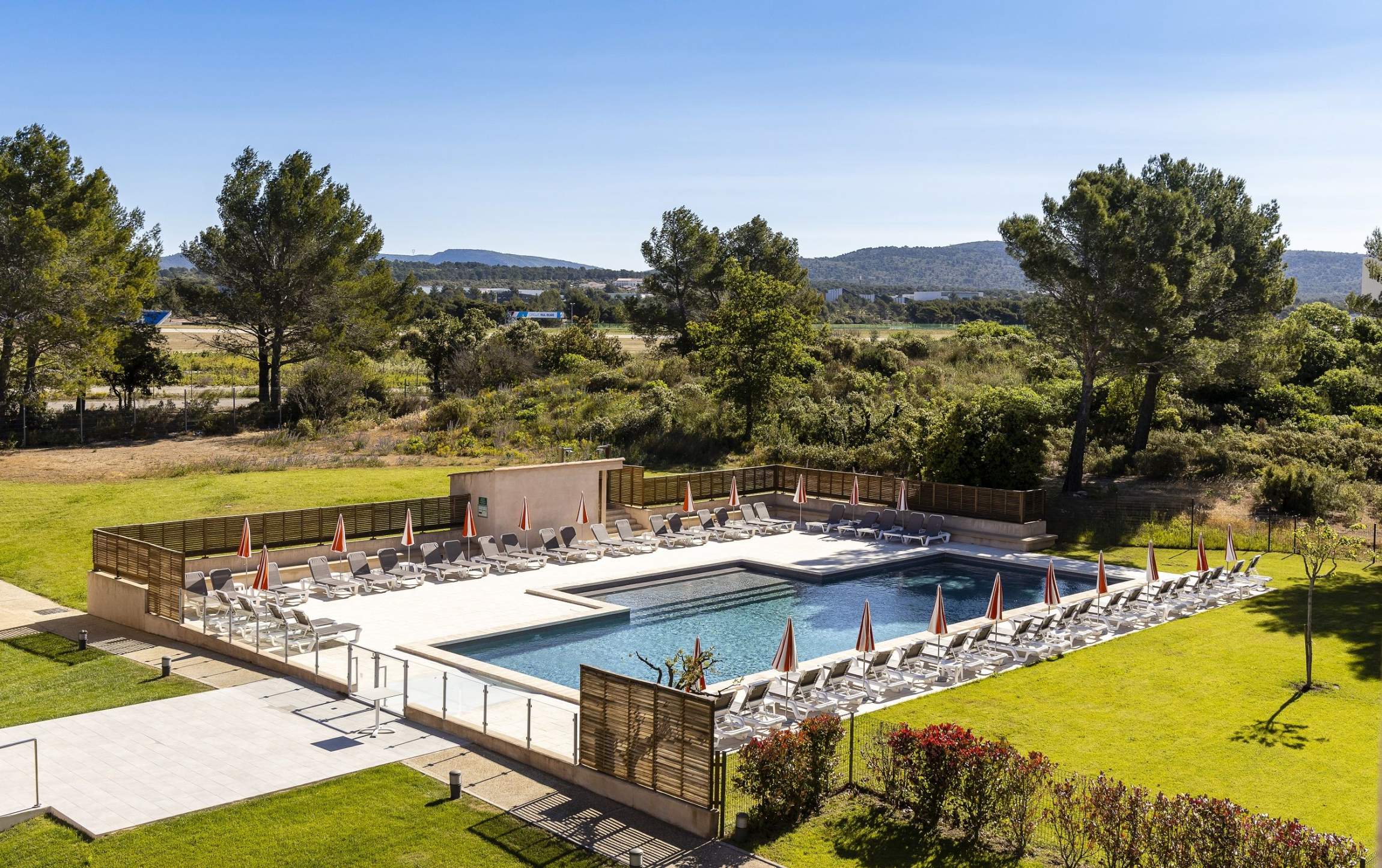 piscine exterieure detente paysage Provence Grand Prix Hôtel