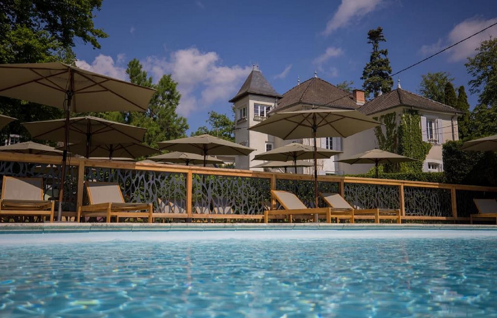 Piscine du Château des Ayes représentant le lancement de la saison estivale