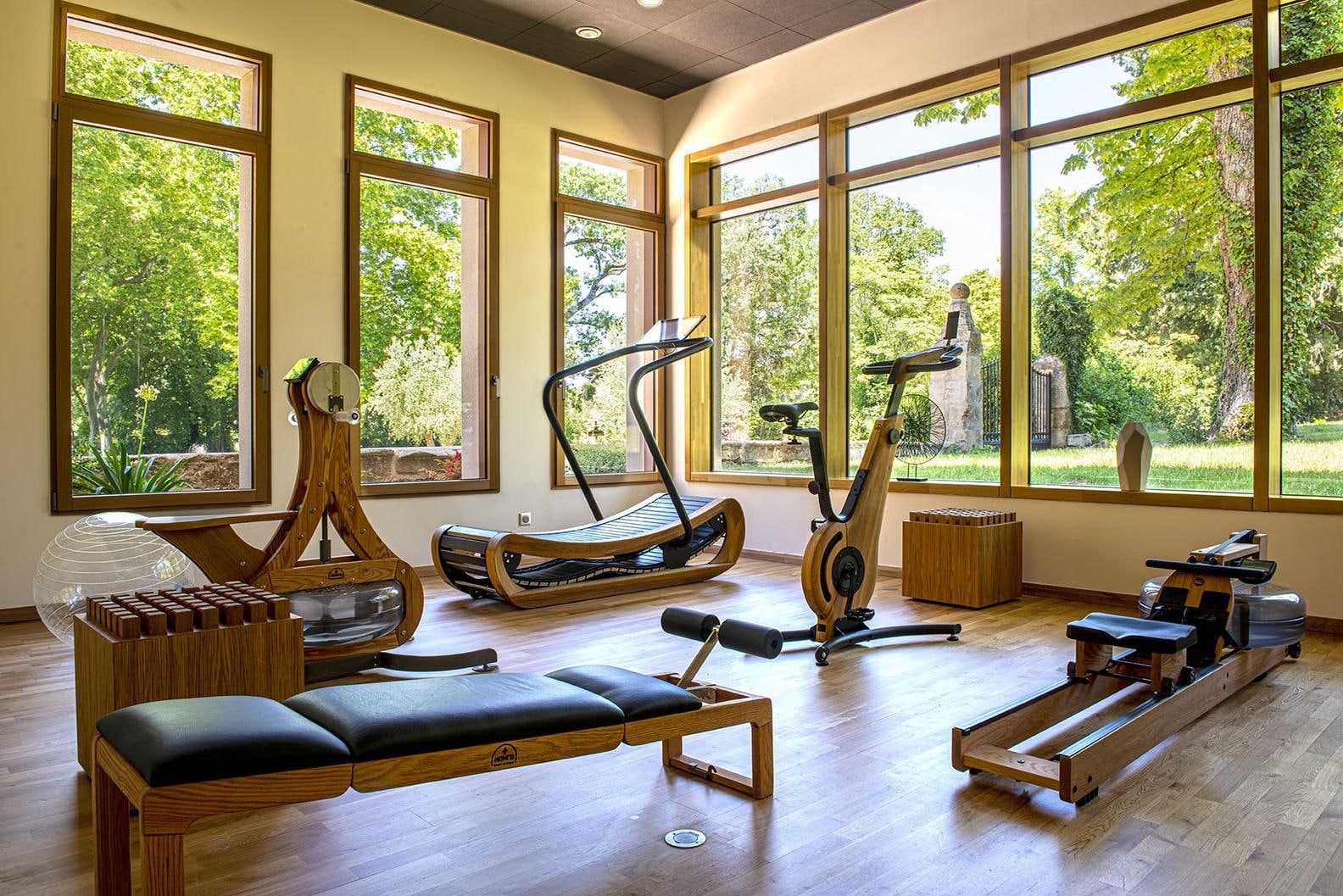 salle fitness moderne équipée vue jardin