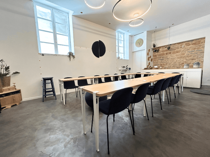 Salle de réunion en format U à Lyon - Le Papillon Bleu