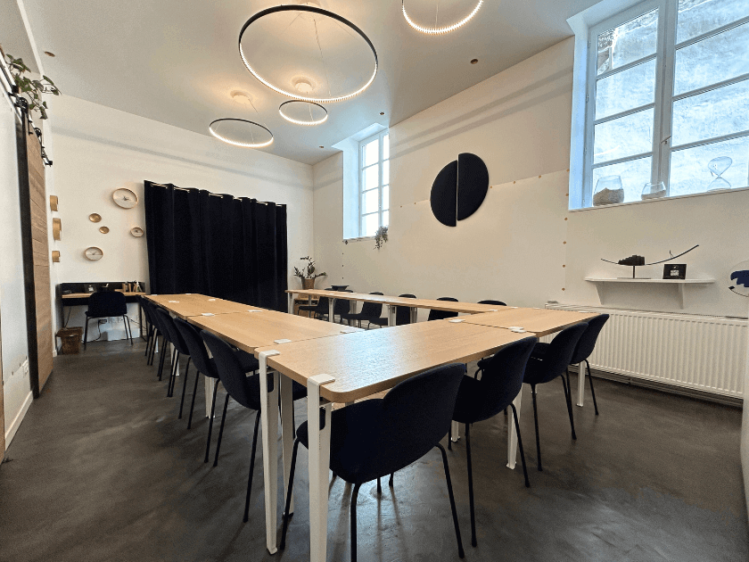Salle de réunion en format U à Lyon - Le Papillon Bleu