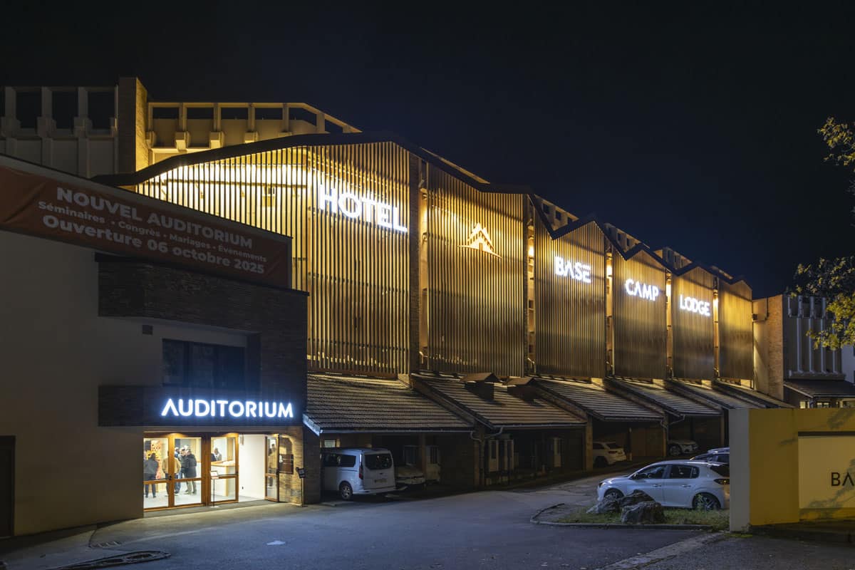 Façade nocturne du Base Camp Lodge Albertville