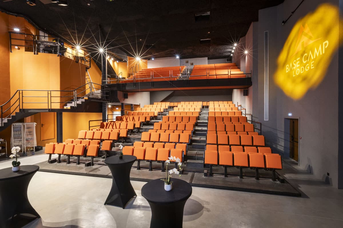Auditorium du Base Camp Lodge Albertville avec gradins