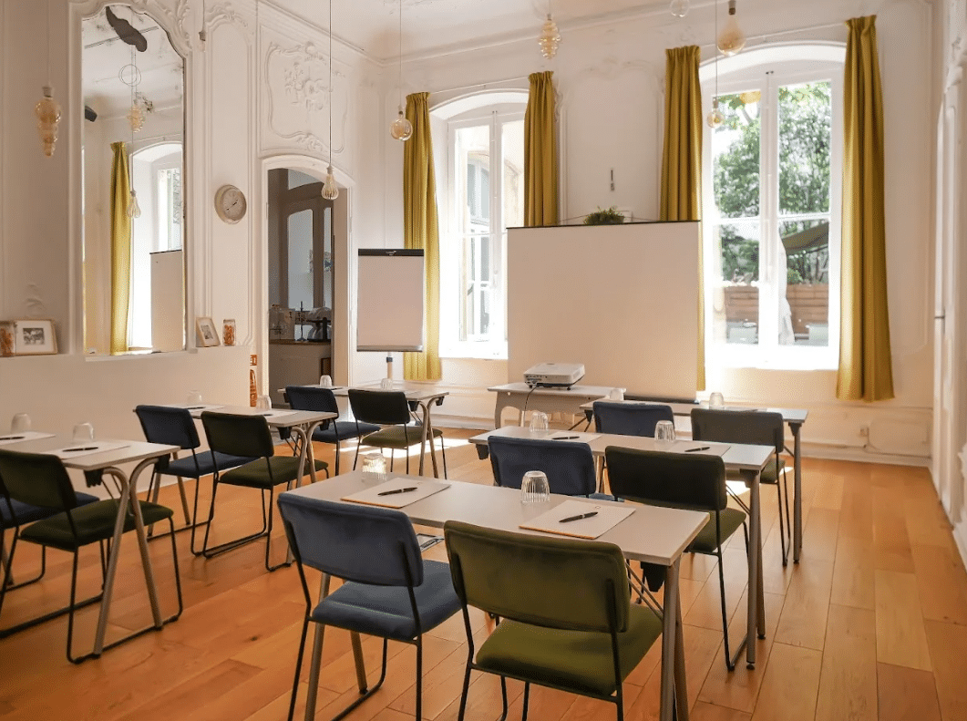 Plat gastronomique coloré à Maison Montgrand