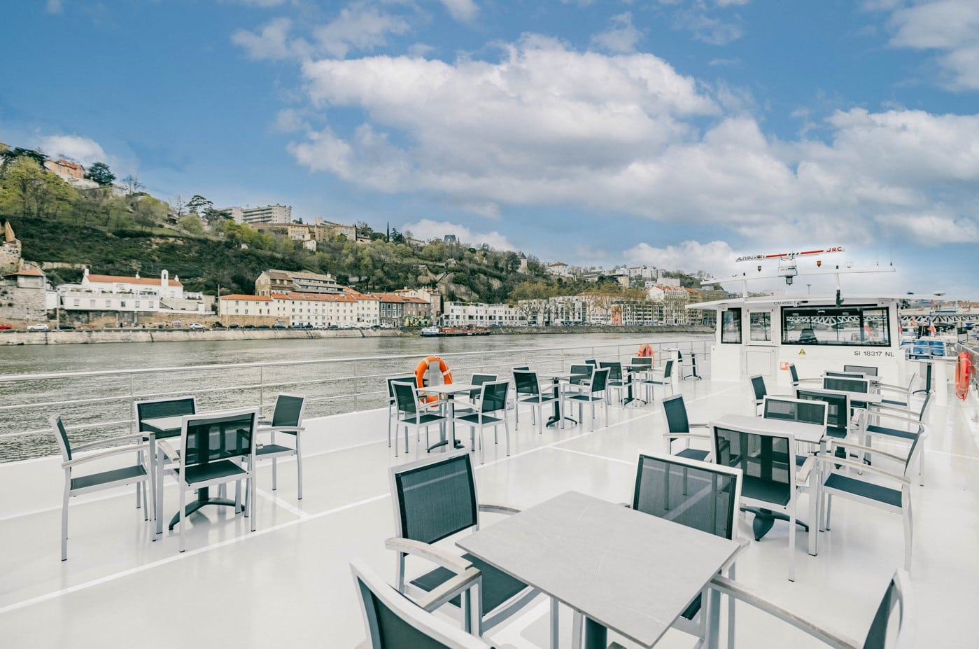 Terrasse bateau St Exupéry Bateaux Lyonnais