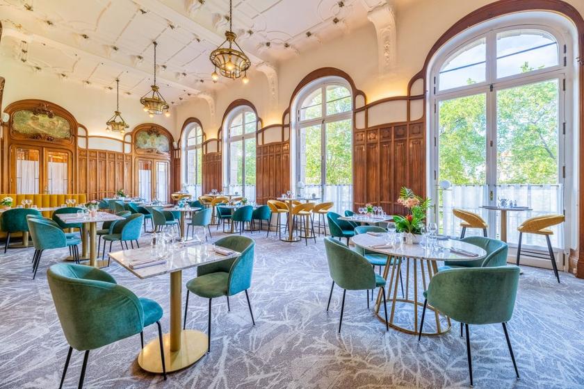Vue du restaurant vu de dedans avec tables et chaises au Mercure Lyon Perrache menu surprise