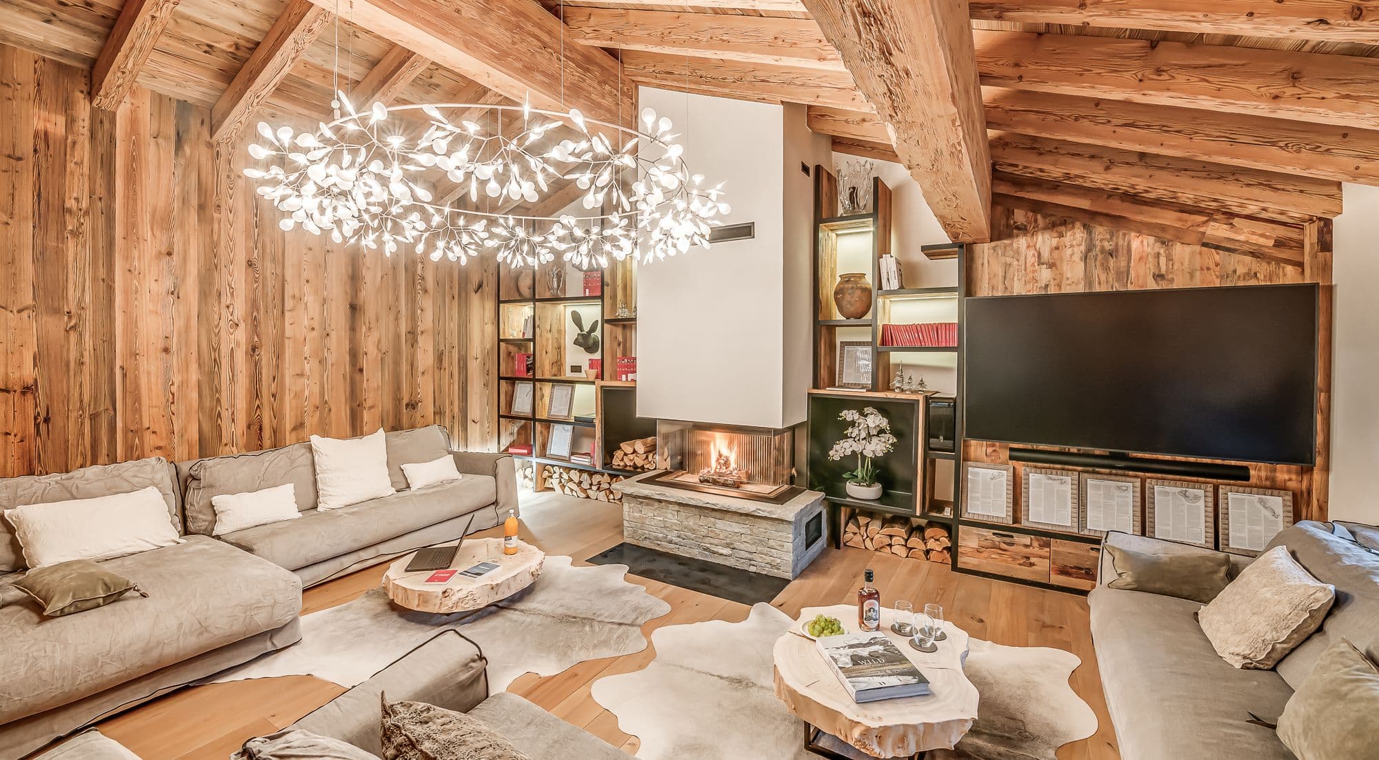 Salon cosy avec cheminée au Chalet Casa San Bernardo