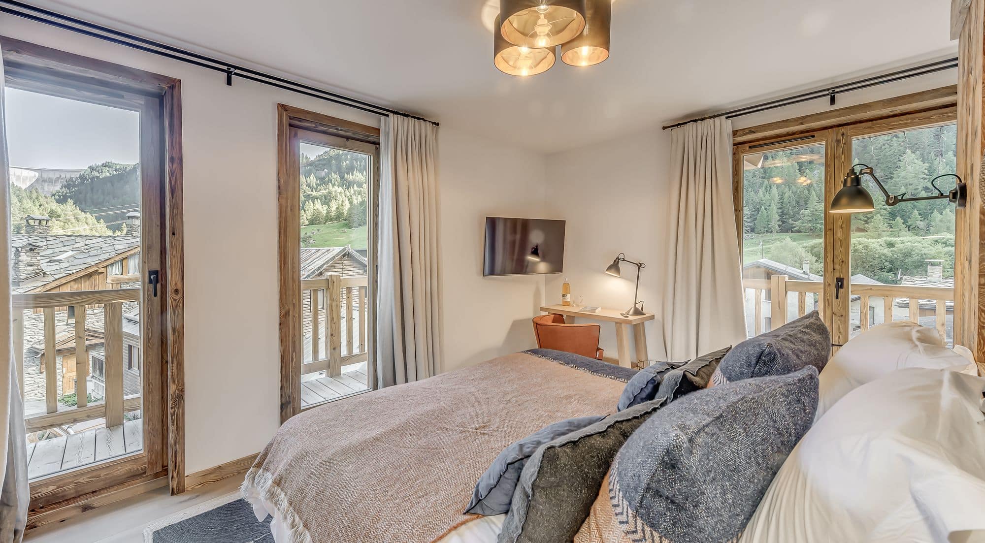 Chambre lumineuse avec balcon au Chalet Casa San Bernardo