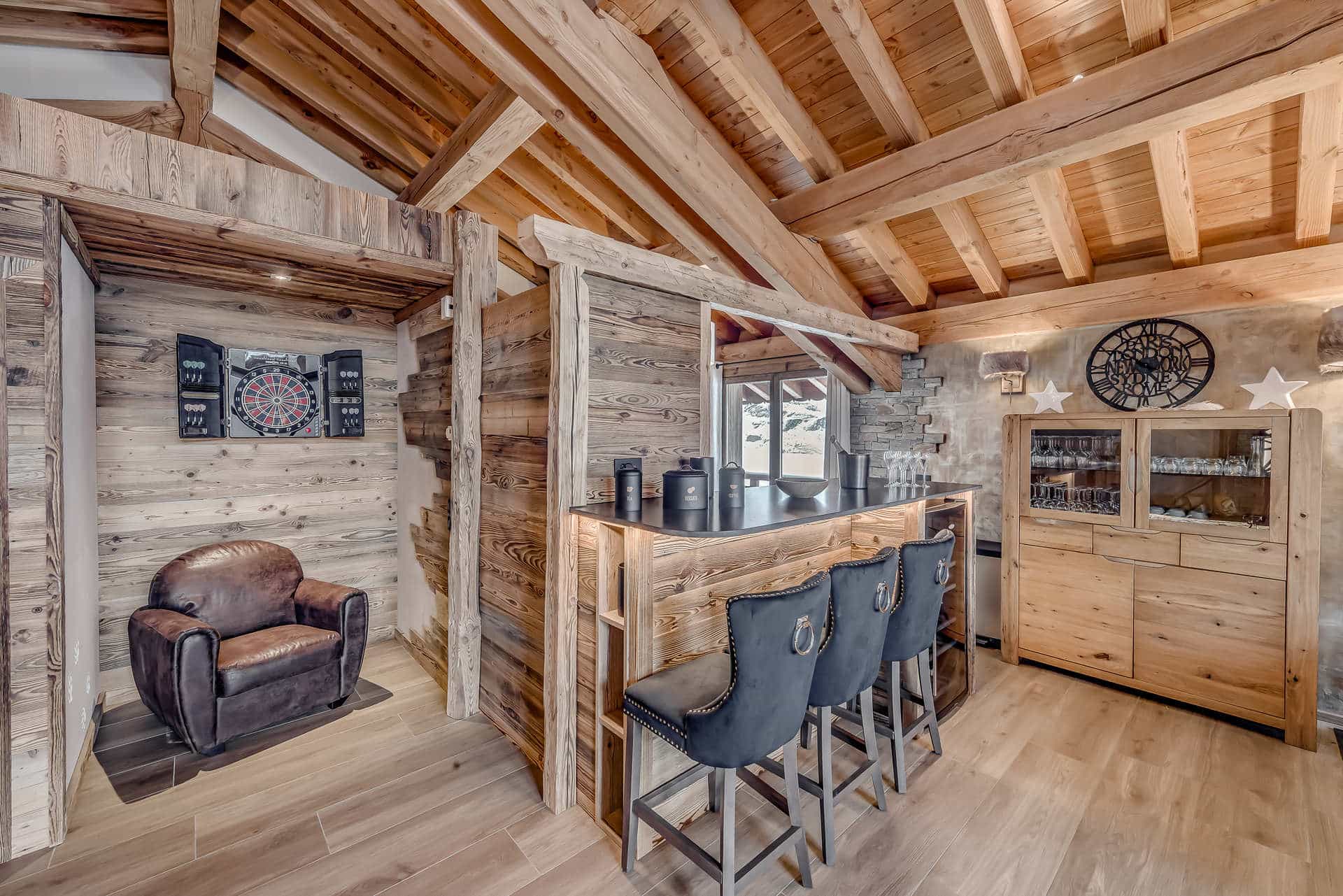 Cuisine équipée dans un esprit chalet au Chalet Annapurna à Tignes