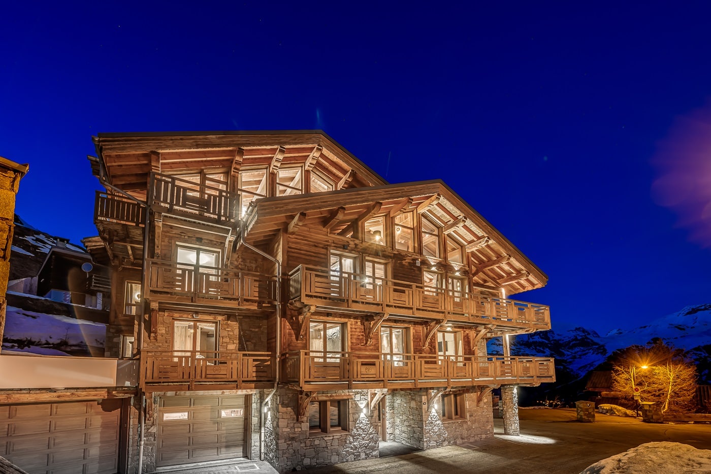 Façade du Chalet Annapurna à Tignes de nuit