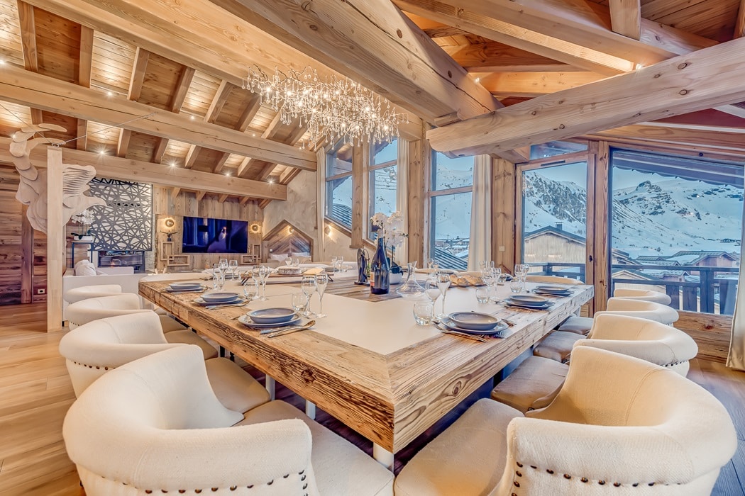 Salle à manger chaleureuse du Chalet Annapurna à Tignes