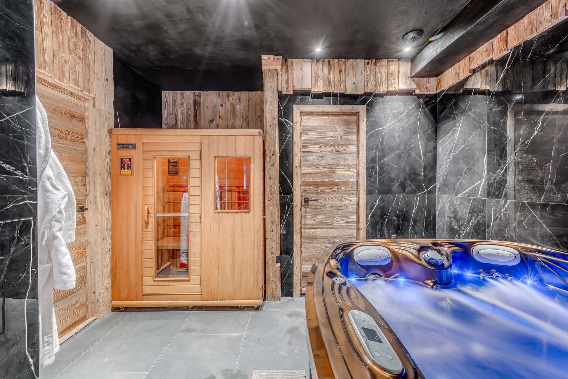 Espace bien-être avec sauna et jacuzzi au Chalet Annapurna à Tignes