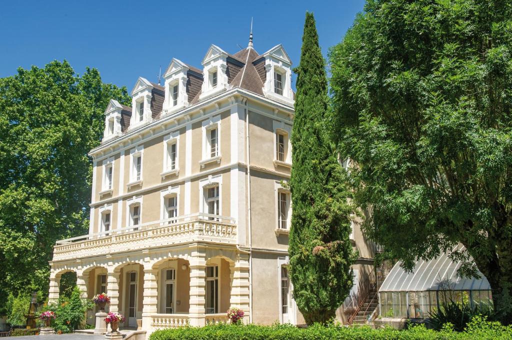 Situé au coeur d'un parc arboré le Château Laval dispose de 7 salles de séminaire.
