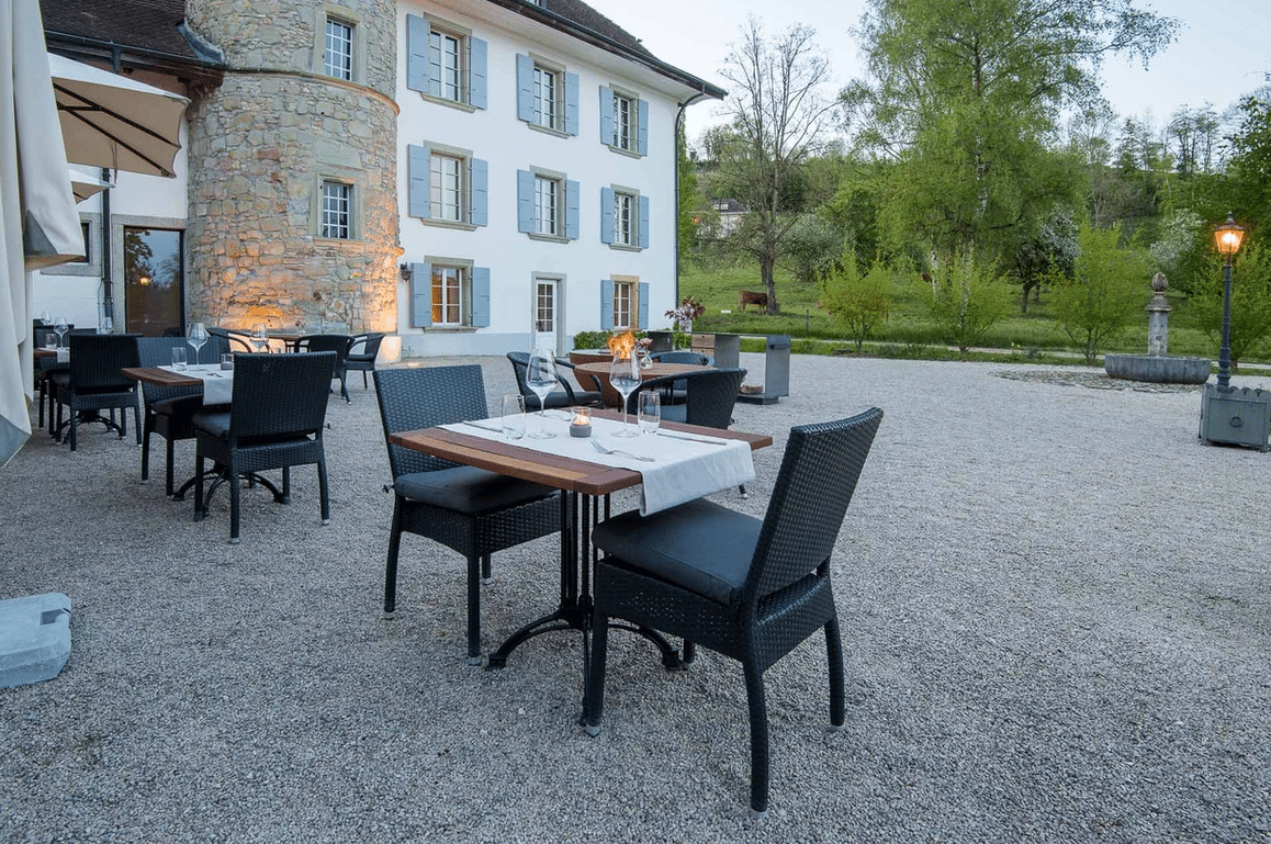 terrasse exterieur chateau salavaux espace retaurant