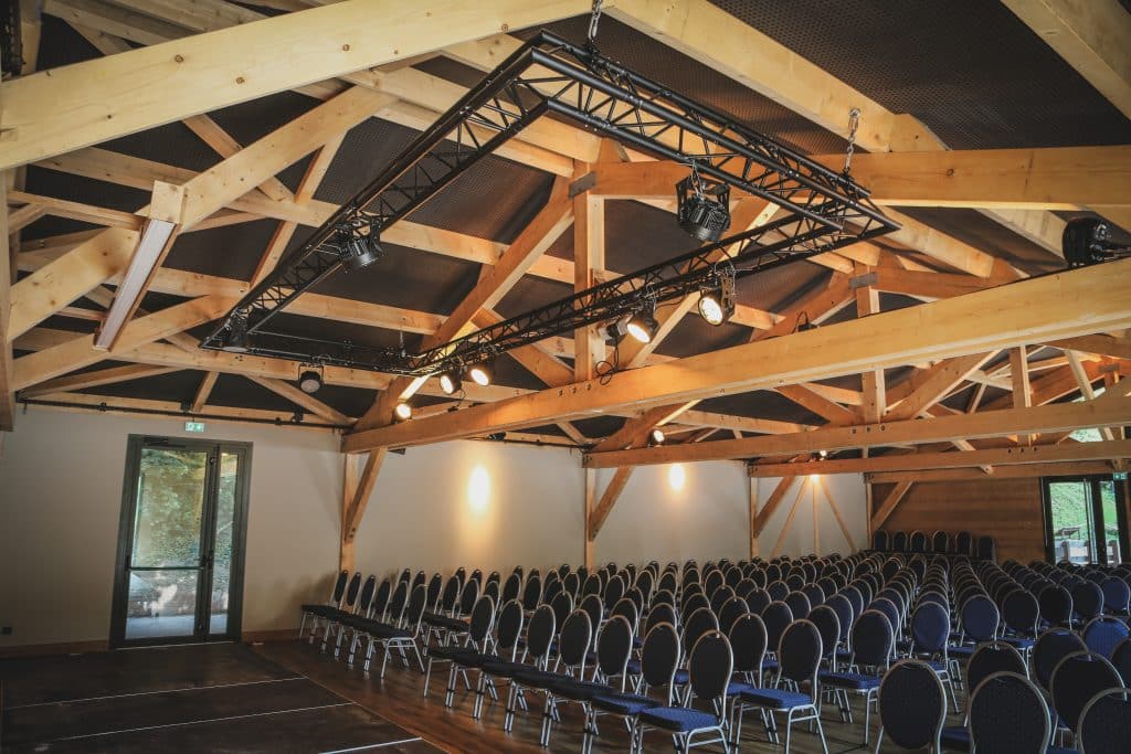 Un espace intérieur chaleureux, modulable et équipé pour vos sessions plénières.