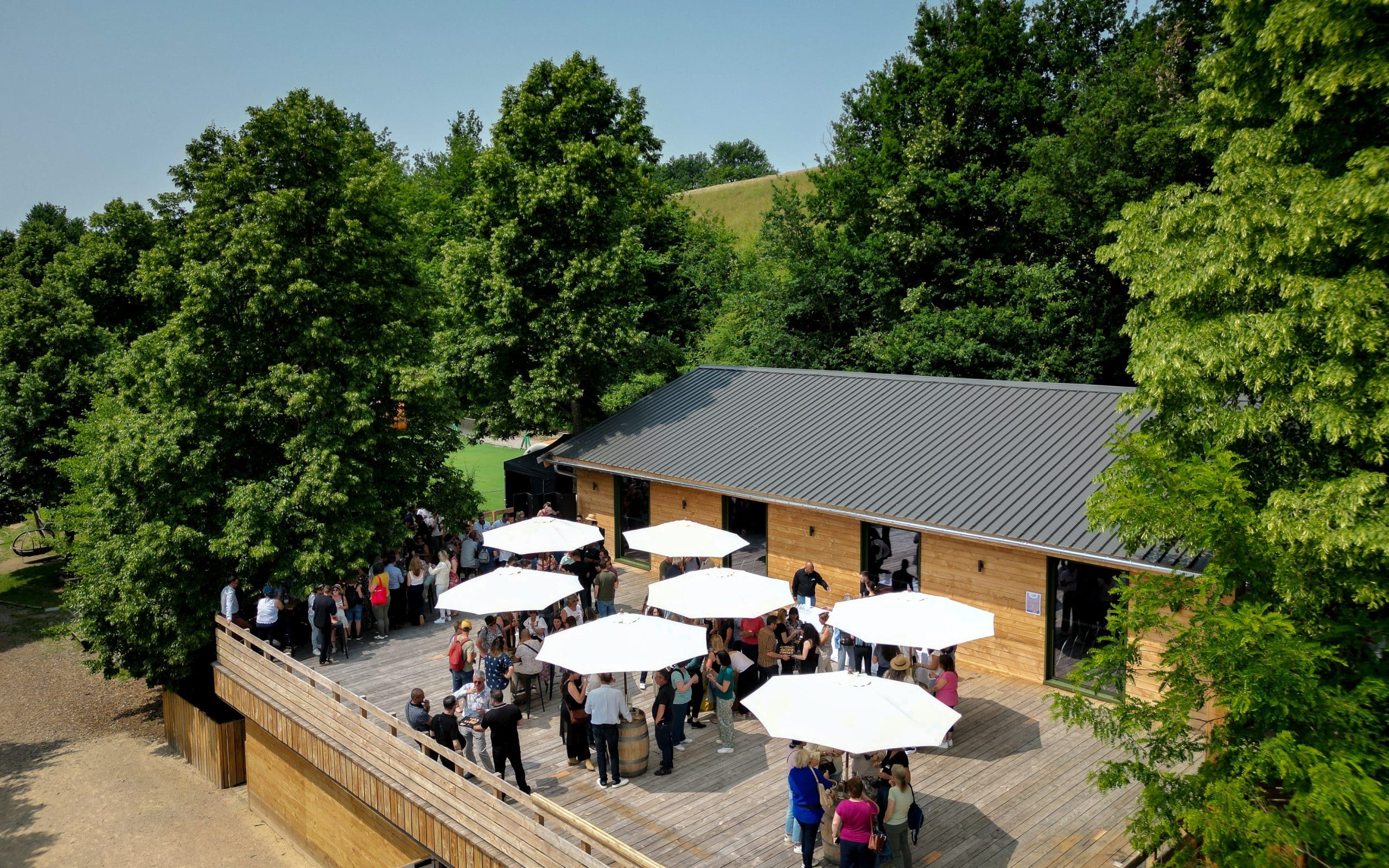 Vue panoramique d’une terrasse animée au cœur de la forêt