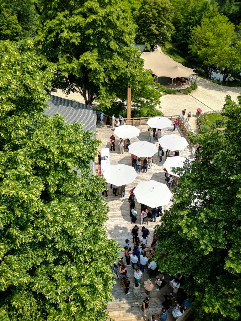 Un cocktail d'affaires au cœur de la nature, idéal pour les échanges informels.